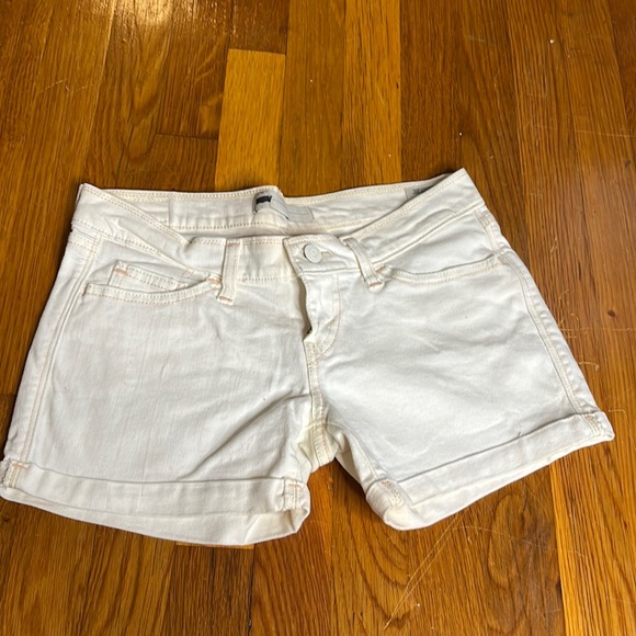 Levi's Women's White Shorts used in good condition size small - Picture 1 of 4